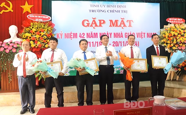 Lãnh đạo tỉnh trao bằng khen cho cá nhân có thành tích xuất sắc. Ảnh: H.Đ