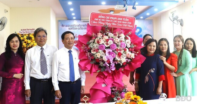 Chủ tịch UBND tỉnh Phạm Anh Tuấn (thứ 3, từ trái sang) tặng hoa chúc mừng Ngày Nhà giáo Việt Nam tại Trường Mầm non Hà Thanh. Ảnh: M.H