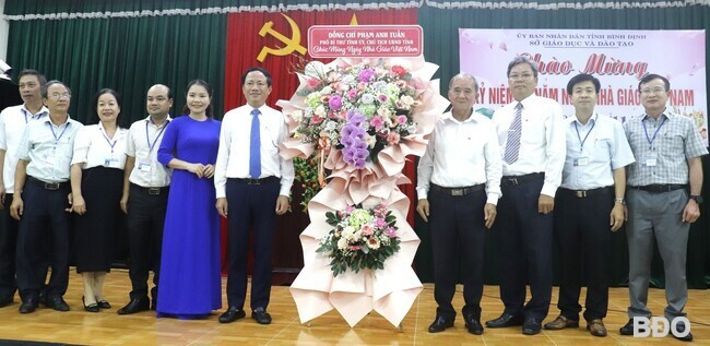 Chủ tịch UBND tỉnh Phạm Anh Tuấn (thứ 6, từ trái sang) chúc mừng Ngày Nhà giáo Việt Nam tại Sở GD&ĐT. Ảnh: M.H