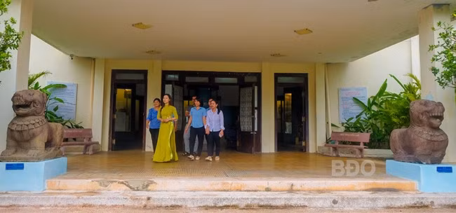 Cặp tượng sư tử đá thành Đồ Bàn đang trưng bày tại Bảo tàng tỉnh được Thủ tướng Chính phủ công nhận bảo vật quốc gia ngày 18.1.2024. Ảnh: NGỌC NHUẬN