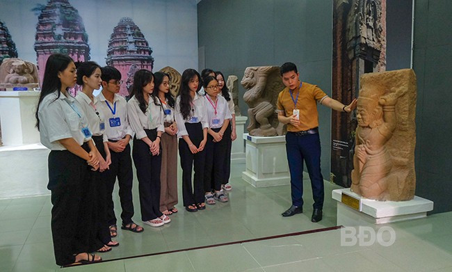 Sinh viên Trường ĐH Quy Nhơn tham quan tìm hiểu bảo vật quốc gia tại Bảo tàng tỉnh. Ảnh: NGỌC NHUẬN Sinh viên Trường ĐH Quy Nhơn tham quan tìm hiểu bảo vật quốc gia tại Bảo tàng tỉnh. Ảnh: NGỌC NHUẬN