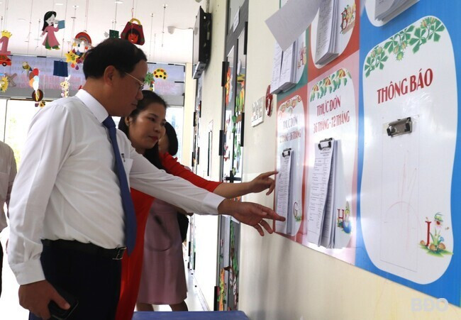 Chủ tịch UBND tỉnh Phạm Anh Tuấn quan tâm thực đơn cho trẻ tại Trường Mầm non Hà Thanh. Ảnh: M.H