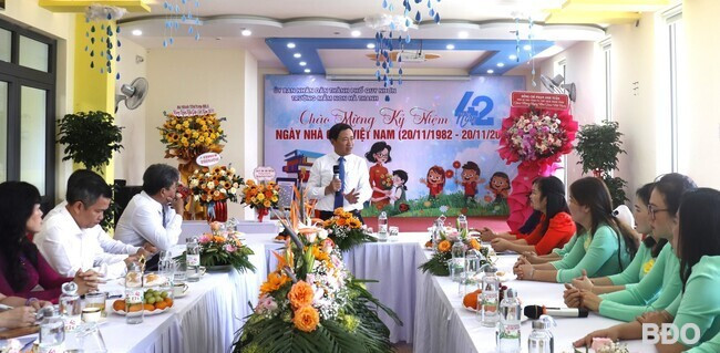 Chủ tịch UBND tỉnh Phạm Anh Tuấn (người đứng) ấn tượng trước tâm huyết, cách nghĩ, cách làm của nhà đầu tư mô hình trường tư thục Trường Mầm non Hà Thanh. Ảnh: M.H