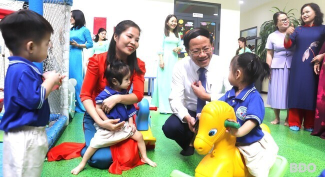 Chủ tịch UBND tỉnh Phạm Anh Tuấn vui với cô và trò Trường Mầm non Hà Thanh. Ảnh: M.H