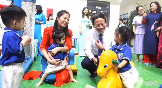 Chủ tịch UBND tỉnh Phạm Anh Tuấn vui với cô và trò Trường Mầm non Hà Thanh. Ảnh: M.H