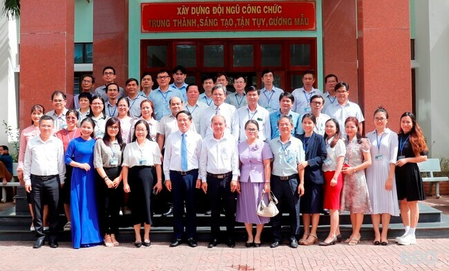 Chủ tịch UBND tỉnh Phạm Anh Tuấn chụp ảnh lưu niệm cùng tập thể cán bộ lãnh đạo, giáo viên, nhân viên Sở GD&ĐT. Ảnh: M.H