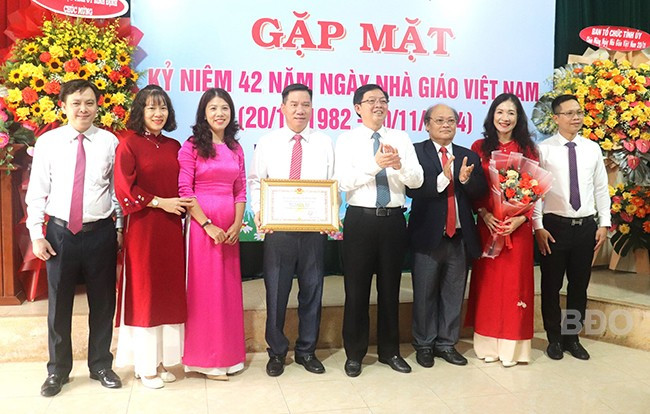 Lãnh đạo tỉnh trao bằng khen cho tập thể có thành tích xuất sắc. Ảnh: H.Đ Lãnh đạo tỉnh trao bằng khen cho tập thể có thành tích xuất sắc. Ảnh: H.Đ