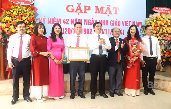 Lãnh đạo tỉnh trao bằng khen cho tập thể có thành tích xuất sắc. Ảnh: H.Đ