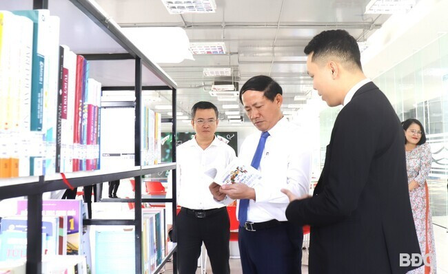 Chủ tịch UBND tỉnh Phạm Anh Tuấn thăm thư viện sách của Trường THPT FPT Quy Nhơn. Ảnh: M.H
