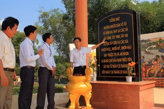 Lãnh đạo huyện Tây Sơn và xã Tây Vinh kiểm tra công tác chuẩn bị lễ giỗ và lễ tưởng niệm 50 năm vụ thảm sát Bình An tại Khu chứng tích Gò Dài.