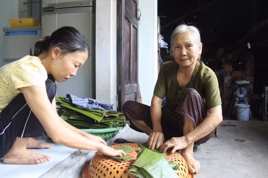 Bà Huỳnh Thị Mười - nhân chứng sống vụ thảm sát Bình An (phải) là người chuẩn bị bánh ít phục vụ lễ giỗ các nạn nhân năm nay.
