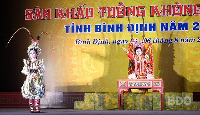 NNƯT Hoàng Kiều (bìa phải) và học trò Võ Thị Phương biểu diễn dự thi tại Liên hoan Sân khấu tuồng không chuyên tỉnh Bình Định năm 2024. Ảnh: NGỌC NHUẬN NNƯT Hoàng Kiều (bìa phải) và học trò Võ Thị Phương biểu diễn dự thi tại Liên hoan Sân khấu tuồng không chuyên tỉnh Bình Định năm 2024. Ảnh: NGỌC NHUẬN