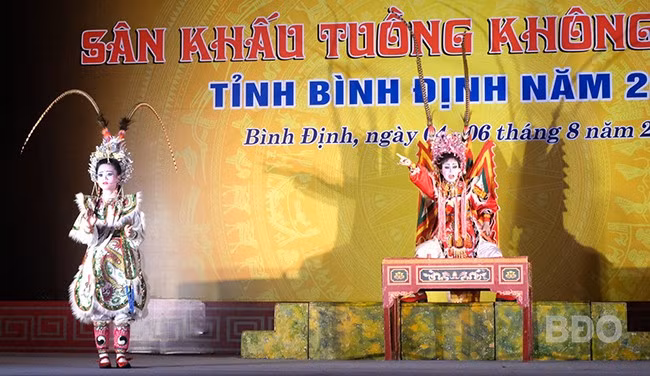 NNƯT Hoàng Kiều (bìa phải) và học trò Võ Thị Phương biểu diễn dự thi tại Liên hoan Sân khấu tuồng không chuyên tỉnh Bình Định năm 2024. Ảnh: NGỌC NHUẬN