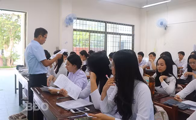 Học sinh Trường THPT chuyên Lê Quý Đôn tham gia ôn tập trước kỳ thi chọn học sinh giỏi quốc gia năm 2024 - 2025. Ảnh: HỒ ĐIỂM