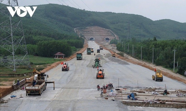 Trời nắng, thi công thuận lợi, công trường trở nên nhộn nhịp hơn