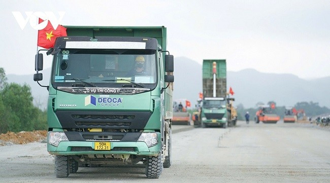 Tập trung nhân lực, phương tiện đẩy mạnh tiến độ thi thi công