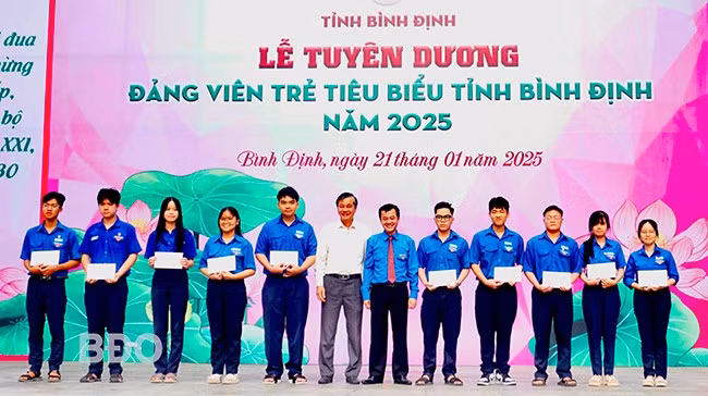 Tặng quà cho học sinh Trường Quốc học Quy Nhơn tại buổi lễ. Ảnh: D.L