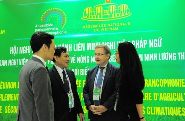 Lãnh đạo thành phố Cần Thơ trao đổi cùng đại biểu quốc tế. Lãnh đạo thành phố Cần Thơ trao đổi cùng đại biểu quốc tế.