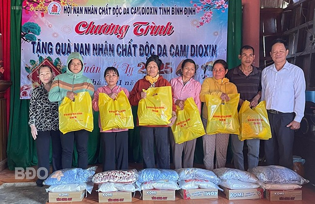 Tặng quà cho gia đình nạn nhân chất độc da cam/dioxin và hộ nghi nhiễm chất độc da cam/dioxin làng Kon Trú. Ảnh: ĐVCC Tặng quà cho gia đình nạn nhân chất độc da cam/dioxin và hộ nghi nhiễm chất độc da cam/dioxin làng Kon Trú. Ảnh: ĐVCC