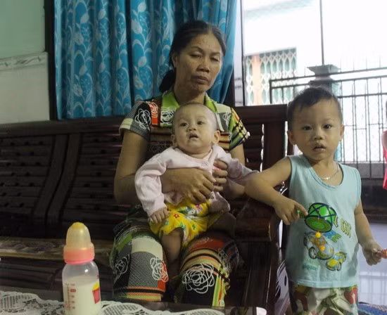 Bé gái Trần An Nhiên (8 tháng tuổi), cháu của chị Huỳnh Thị Mỹ Duyên, đang được sử dụng nguồn sữa mẹ từ nhiều chị em trên nhóm Mẹ sữa Bình Định. - Trong ảnh: Bà ngoại cùng với cháu Nhiên và anh trai Trần Bảo Thiên. Bé gái Trần An Nhiên (8 tháng tuổi), cháu của chị Huỳnh Thị Mỹ Duyên, đang được sử dụng nguồn sữa mẹ từ nhiều chị em trên nhóm Mẹ sữa Bình Định. - Trong ảnh: Bà ngoại cùng với cháu Nhiên và anh trai Trần Bảo Thiên.