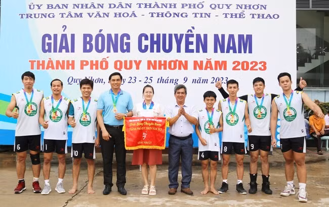 Ban Tổ chức trao giải nhất cho đội bóng chuyền nam phường Lê Lợi. Ảnh: Nguyễn Nguyệt.