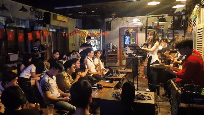 Đêm nhạc tại Cà phê 1990 ấn tượng, sôi động.