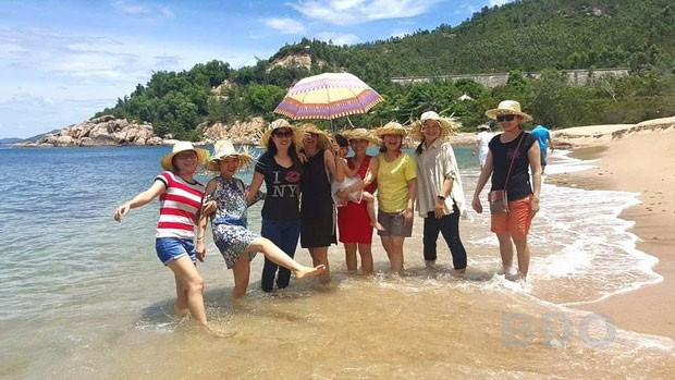 Khách đến vui chơi ở làng chài Bãi Rạng. Khách đến vui chơi ở làng chài Bãi Rạng.