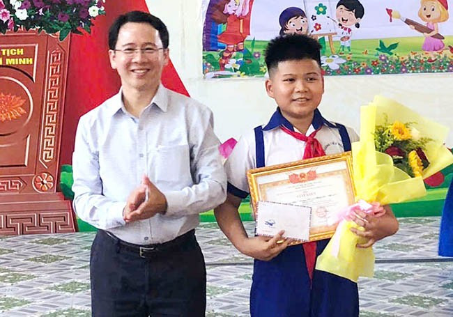 Ông Nguyễn Văn Nhung trao giải nhất cuộc thi vẽ tranh “Em yêu biển, đảo quê hương” cho em Nguyễn Trọng Hiếu (lớp 5A1, Trường Tiểu học Phước Sơn 3). Ảnh: M.N Ông Nguyễn Văn Nhung trao giải nhất cuộc thi vẽ tranh “Em yêu biển, đảo quê hương” cho em Nguyễn Trọng Hiếu (lớp 5A1, Trường Tiểu học Phước Sơn 3). Ảnh: M.N