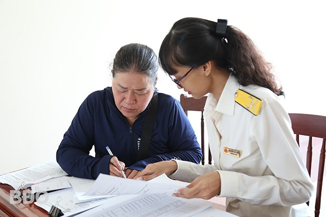 Công chức ngành thuế tư vấn, hướng dẫn người nộp thuế kê khai thuế. Ảnh: T.SỸ