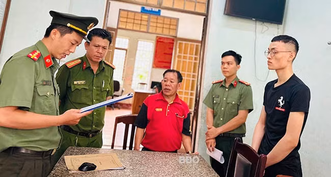 Cơ quan An ninh điều tra, thực hiện lệnh bắt Lê Khánh Hoàng (áo đen). Ảnh: CACC.