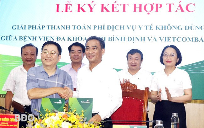 Ông Nguyễn Văn Thúy (hàng trên, bên phải) - Giám đốc Vietcombank Bình Định và ông Nguyễn Hoành Cường (hàng trên, bên trái) - Giám đốc BVĐK tỉnh, ký kết hợp tác. Ảnh: M.H Ông Nguyễn Văn Thúy (hàng trên, bên phải) - Giám đốc Vietcombank Bình Định và ông Nguyễn Hoành Cường (hàng trên, bên trái) - Giám đốc BVĐK tỉnh, ký kết hợp tác. Ảnh: M.H