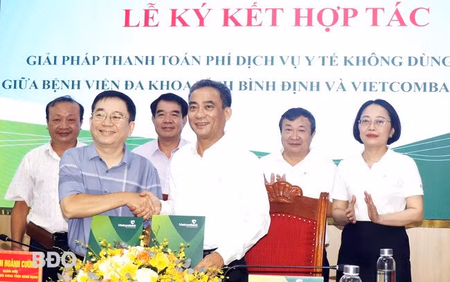 Ông Nguyễn Văn Thúy (hàng trên, bên phải) - Giám đốc Vietcombank Bình Định và ông Nguyễn Hoành Cường (hàng trên, bên trái) - Giám đốc BVĐK tỉnh, ký kết hợp tác. Ảnh: M.H