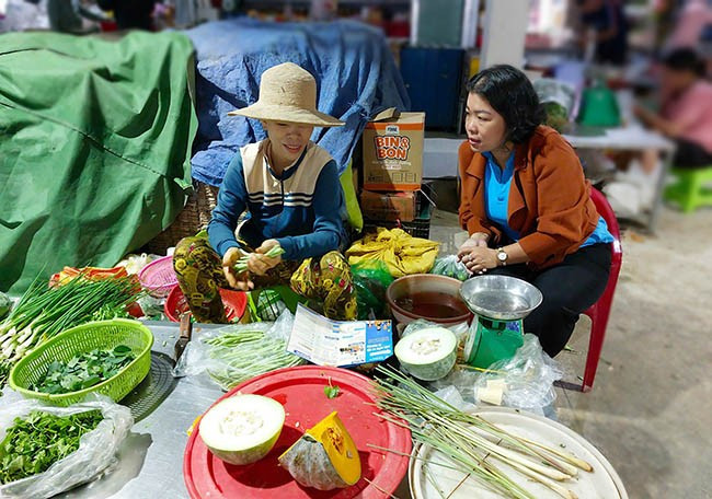 BHXH tỉnh truyền thông về BHXH tự nguyện tại chợ Hoa Lư (TP Quy Nhơn). Ảnh: N.M BHXH tỉnh truyền thông về BHXH tự nguyện tại chợ Hoa Lư (TP Quy Nhơn). Ảnh: N.M