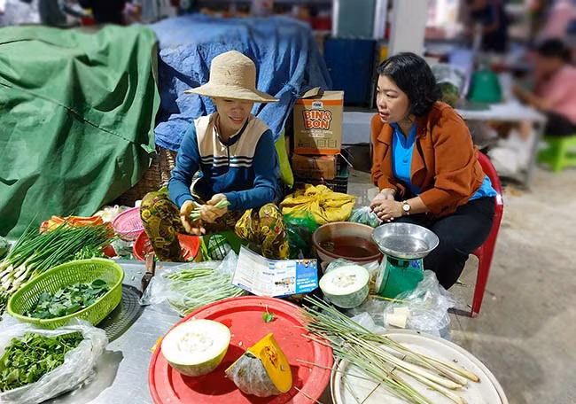 BHXH tỉnh truyền thông về BHXH tự nguyện tại chợ Hoa Lư (TP Quy Nhơn). Ảnh: N.M