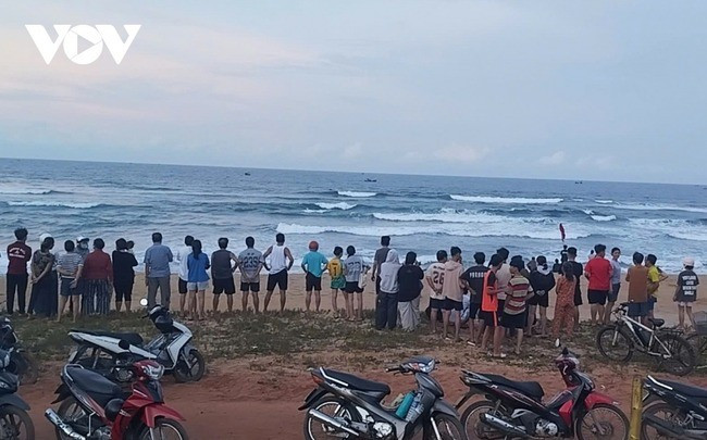 Lực lượng chức năng và người dân đang tìm kiếm em học sinh bị sóng cuốn mất tích