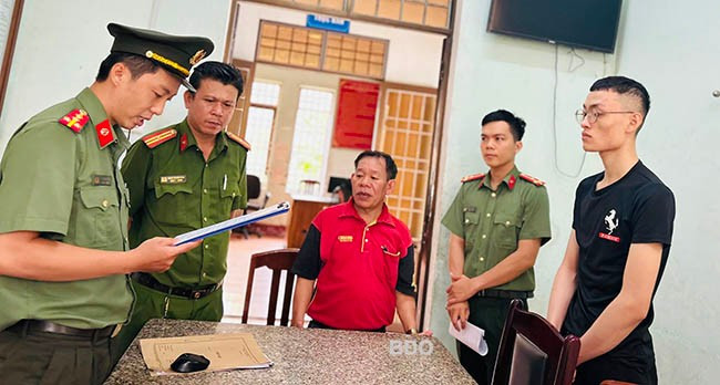 Cơ quan An ninh điều tra, thực hiện lệnh bắt Lê Khánh Hoàng (áo đen). Ảnh: CACC.