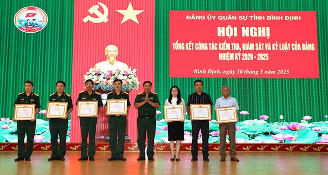 Đảng ủy Quân sự tỉnh tặng giấy khen cho các tập thể hoàn thành xuất sắc nhiệm vụ công tác kiểm tra, giám sát của Đảng, nhiệm kỳ 2020 - 2025. Ảnh: T.P