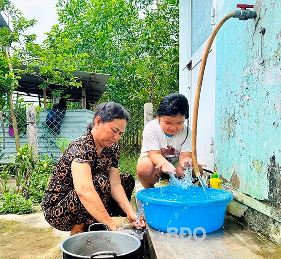 Nước máy đã về đến tận nhà, gia đình bà Đoàn Thị Thiện (ở thị trấn Vân Canh) không còn nỗi lo thiếu nước sinh hoạt. Ảnh: D.Đ