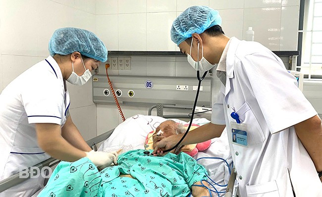 Người cao tuổi điều trị bệnh tại BVĐK tỉnh. Ảnh: M.H