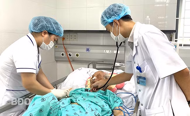 Người cao tuổi điều trị bệnh tại BVĐK tỉnh. Ảnh: M.H