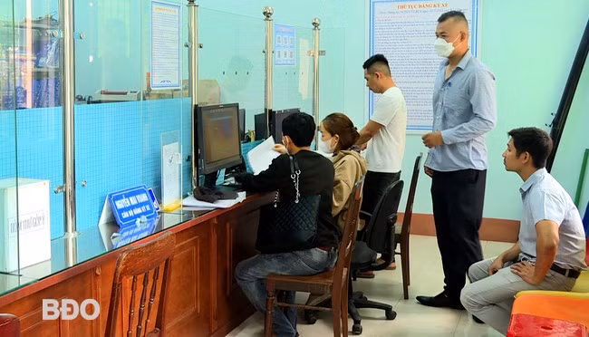 Việc giải quyết hồ sơ đăng ký xe trực tuyến sẽ tạo thuận lợi cho người dân. Ảnh: M.N.