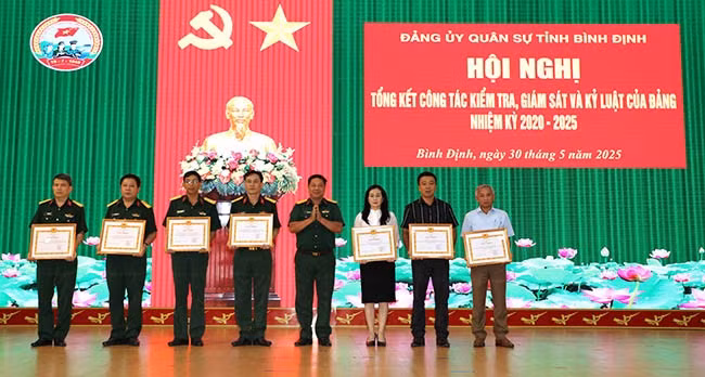 Đảng ủy Quân sự tỉnh tặng giấy khen cho các tập thể hoàn thành xuất sắc nhiệm vụ công tác kiểm tra, giám sát của Đảng, nhiệm kỳ 2020 - 2025. Ảnh: T.P
