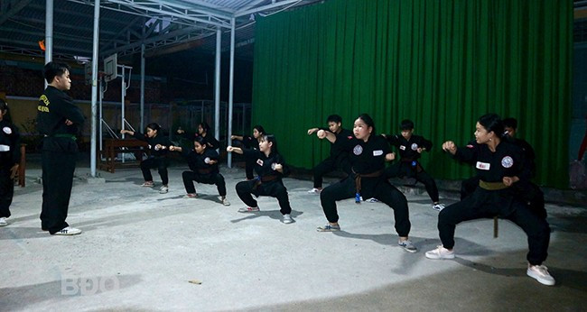 Tại CLB võ cổ truyền Trường Tiểu học số 1 Ngô Mây (huyện Phù Cát), các em học sinh được chia thành từng nhóm để tập luyện. Ảnh: K.VY Tại CLB võ cổ truyền Trường Tiểu học số 1 Ngô Mây (huyện Phù Cát), các em học sinh được chia thành từng nhóm để tập luyện. Ảnh: K.VY