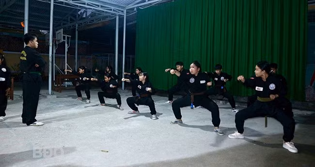 Tại CLB võ cổ truyền Trường Tiểu học số 1 Ngô Mây (huyện Phù Cát), các em học sinh được chia thành từng nhóm để tập luyện. Ảnh: K.VY