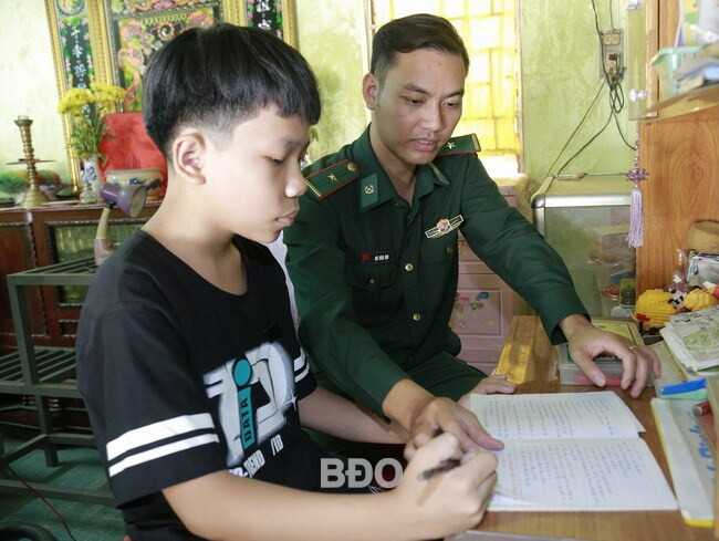 Ngoài sự hỗ trợ về vật chất, cán bộ Đồn Biên phòng Cửa khẩu Cảng Quy Nhơn thường xuyên đến thăm, theo dõi kết quả học tập của các học sinh nhận đỡ đầu như Đoàn Văn Hải. Ảnh: H.PHÚC