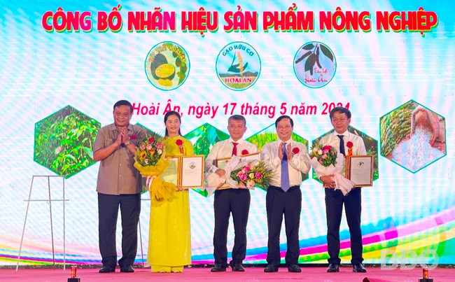 Lãnh đạo UBND tỉnh trao giấy chứng nhận của Cục Sở hữu trí tuệ về việc cấp giấy chứng nhận đăng ký nhãn hiệu sản phẩm cho lãnh đạo UBND huyện. Ảnh: HẢI YẾN Lãnh đạo UBND tỉnh trao giấy chứng nhận của Cục Sở hữu trí tuệ về việc cấp giấy chứng nhận đăng ký nhãn hiệu sản phẩm cho lãnh đạo UBND huyện. Ảnh: HẢI YẾN