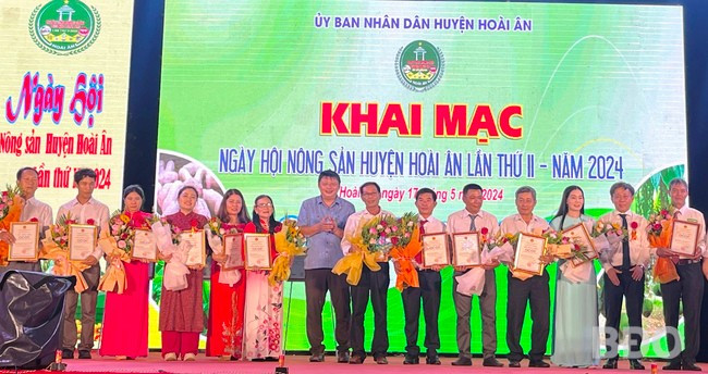 Lãnh đạo UBND huyện trao giấy chứng nhận OCOP cho các chủ thể. Ảnh: HẢI YẾN Lãnh đạo UBND huyện trao giấy chứng nhận OCOP cho các chủ thể. Ảnh: HẢI YẾN