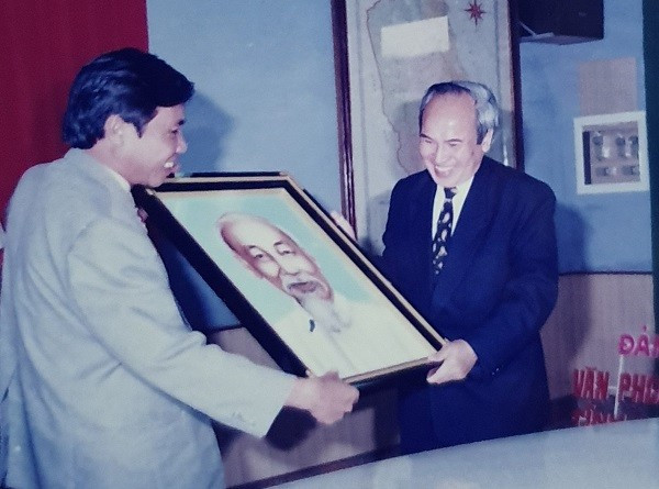 Đồng chí Tô Tử Thanh (bên phải) nhận quà lưu niệm của Đoàn công tác Tỉnh ủy Sông Bé tặng nhân dịp đến Bình Định dự Lễ kỷ niệm 207 năm Chiến thắng Ngọc Hồi - Đống Đa (năm 1996). Ảnh tư liệu của Văn phòng Tỉnh ủy.