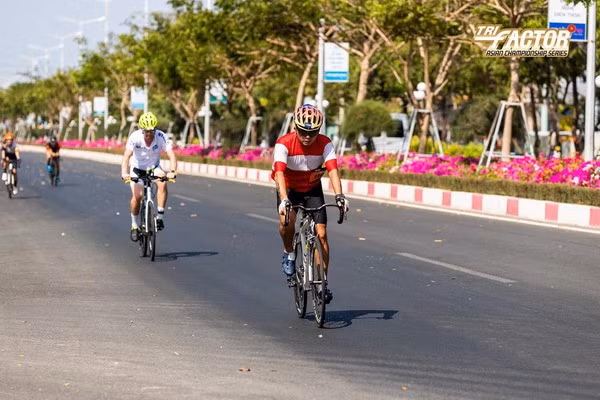 Anh Nguyễn Hùng Mạnh (áo trắng - đỏ) ở phần thi đạp xe tại Giải thể thao ba môn phối hợp TRI-Factor Vietnam lần thứ II năm 2021. Ảnh: NVCC