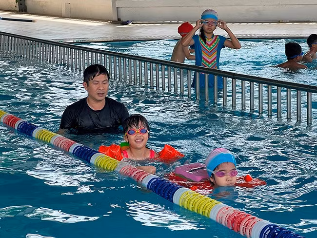 Thiếu nhi ở Làng Trẻ em SOS Quy Nhơn tại lớp học bơi miễn phí của Trung tâm Hoạt động Thanh thiếu nhi tỉnh. Ảnh: D.L